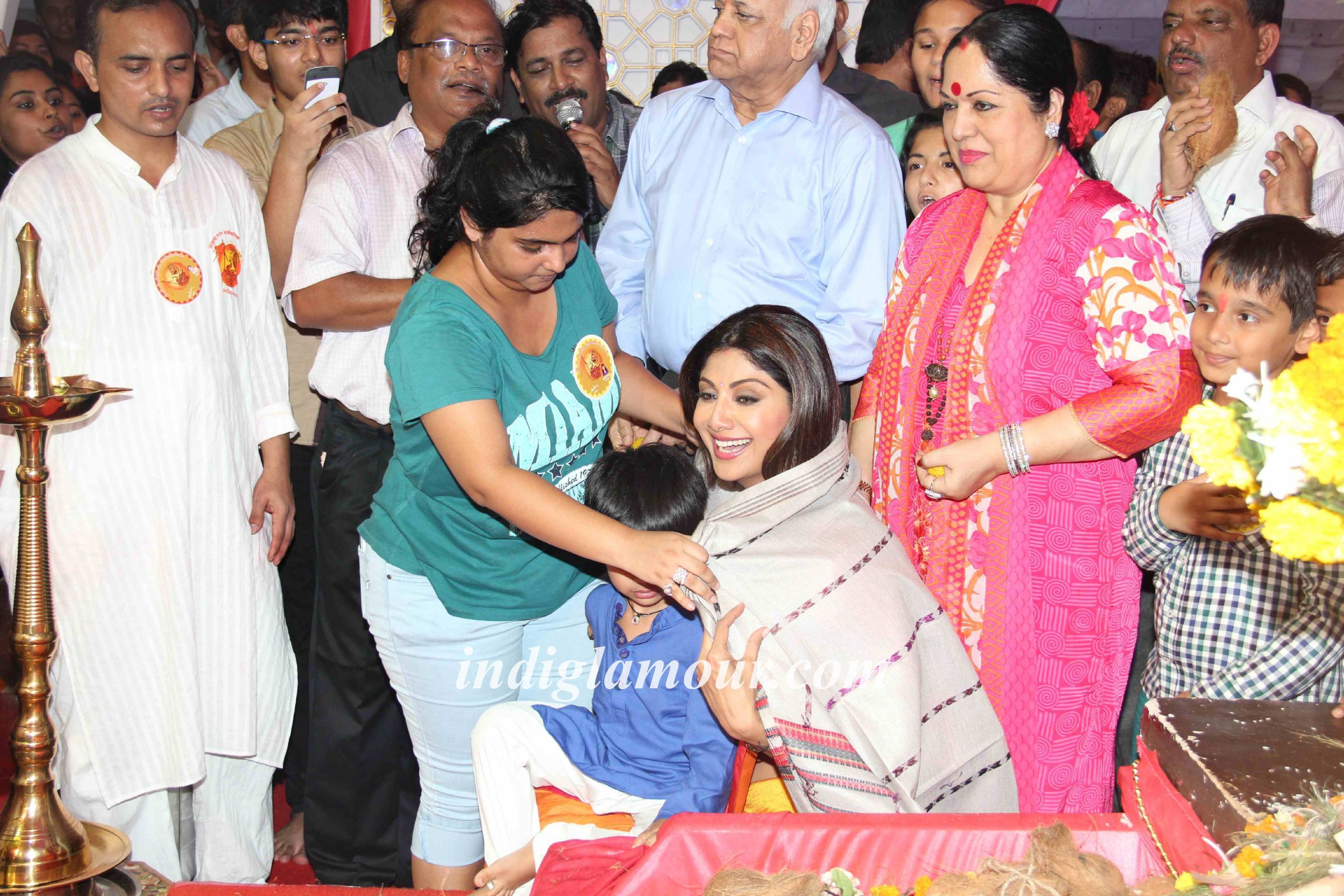 Rituperna Sen Gupta and Shilpa Shetty at Andheri Cha Raja Event hd photo