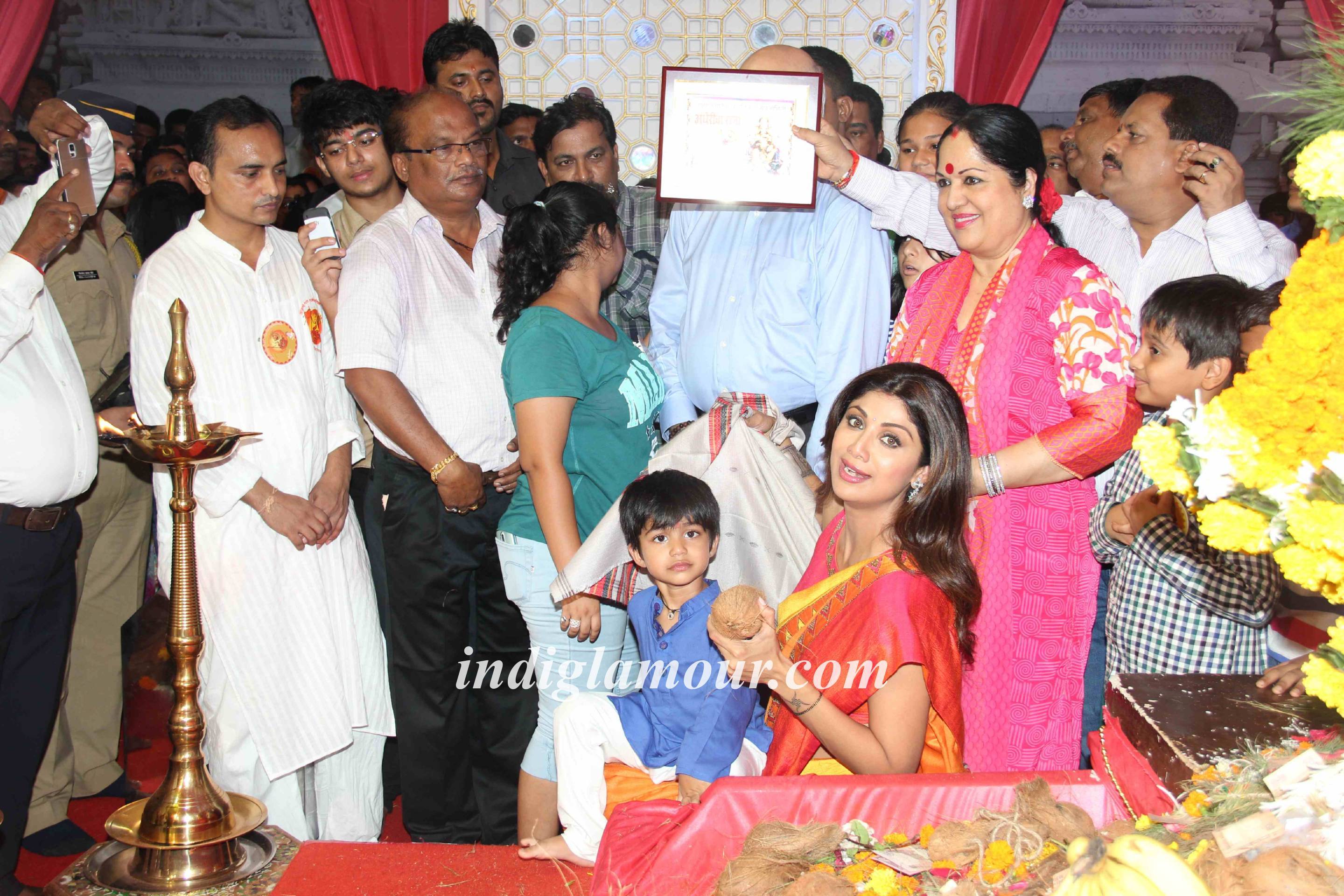 Rituperna Sen Gupta and Shilpa Shetty at Andheri Cha Raja Event hd photo