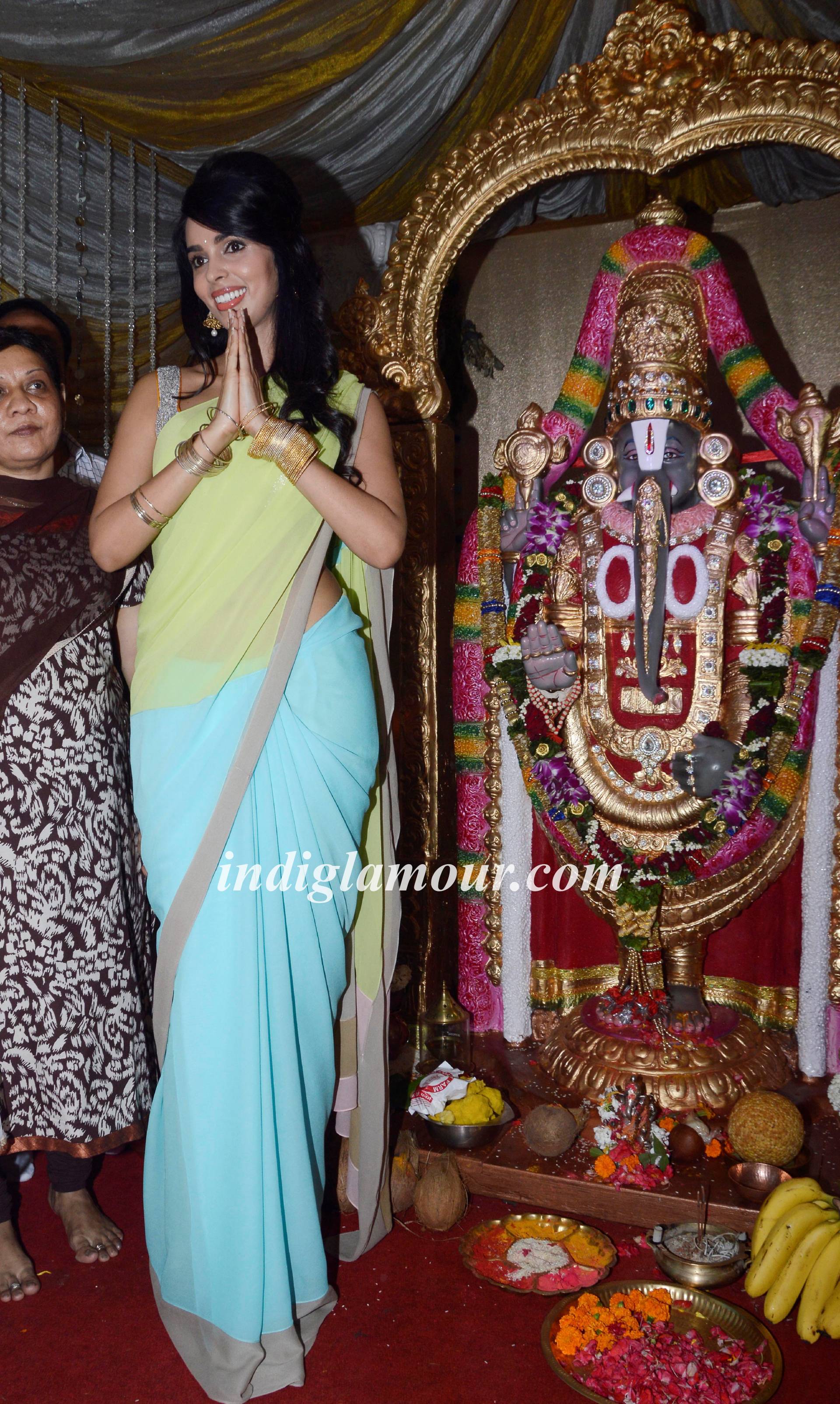 Mallika Sherawat Visits Ranjit Studio Ganpati Event hd photo