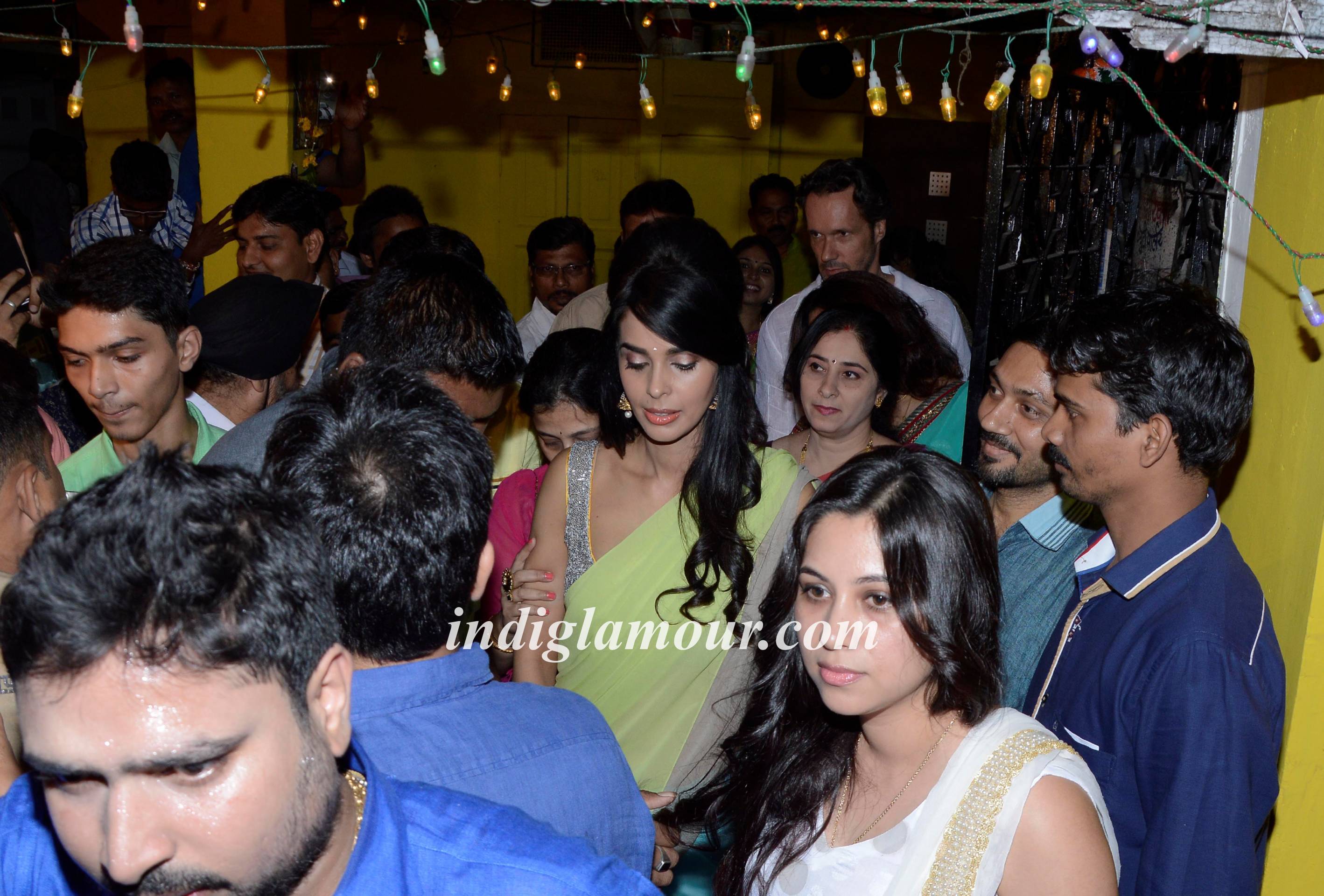 Mallika Sherawat Visits Ranjit Studio Ganpati Event hd photo