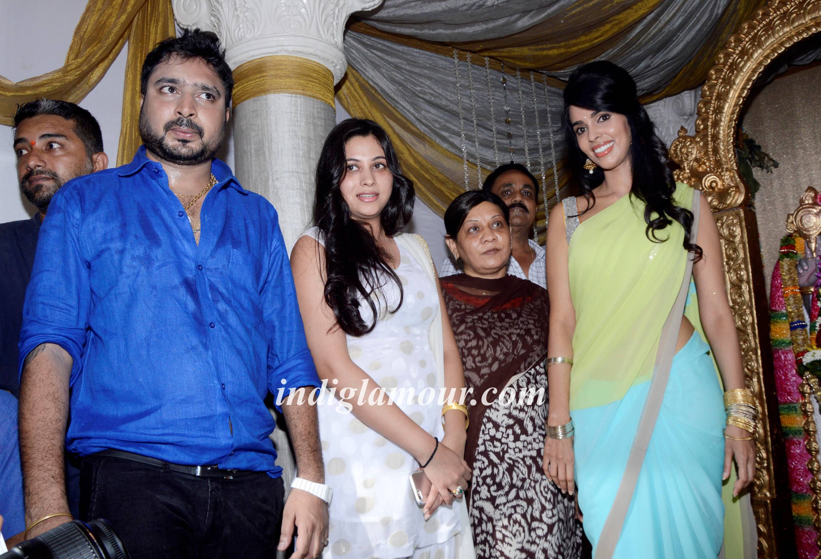 Mallika Sherawat Visits Ranjit Studio Ganpati Event hd photo