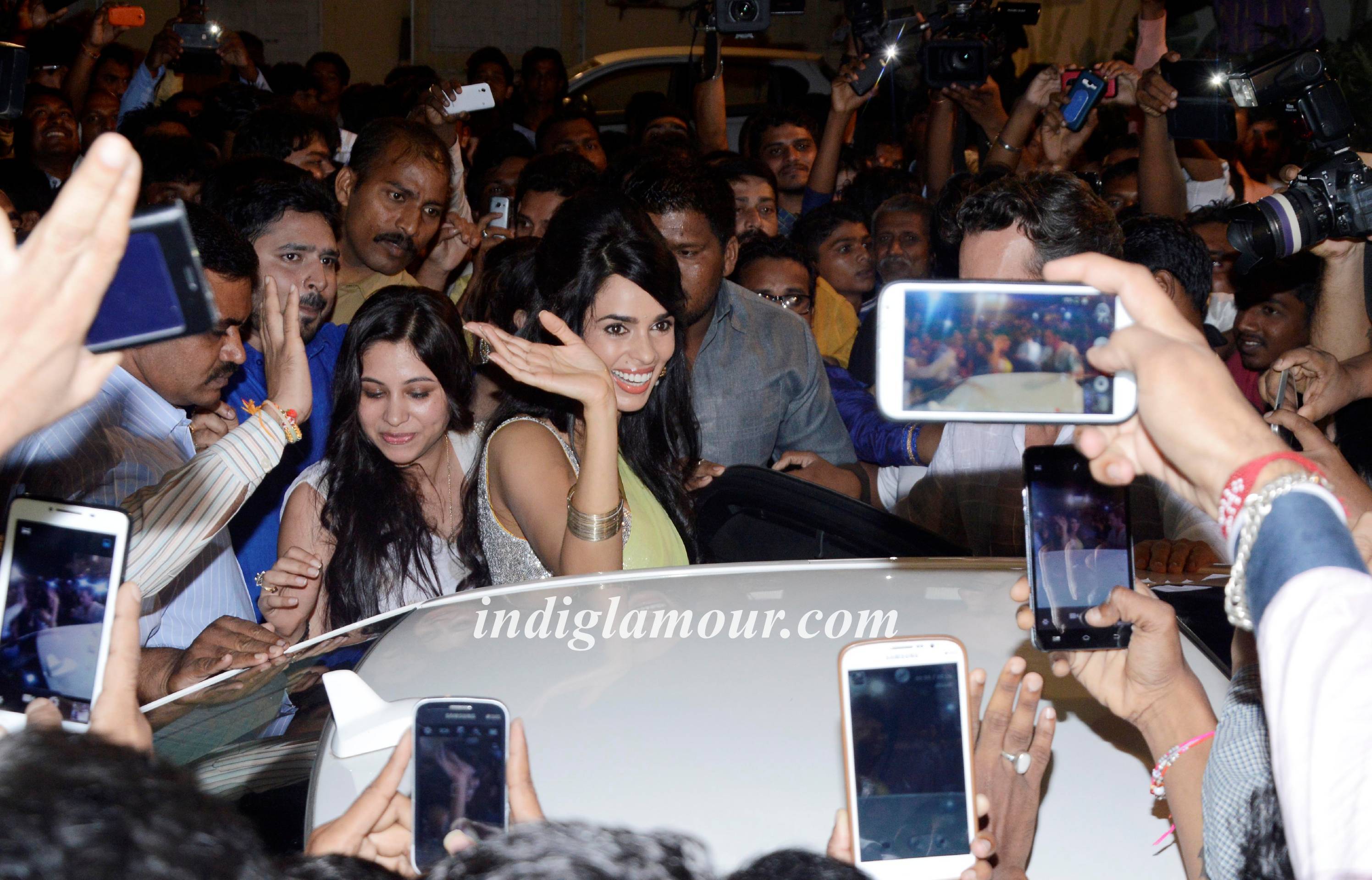 Mallika Sherawat Visits Ranjit Studio Ganpati Event hd photo
