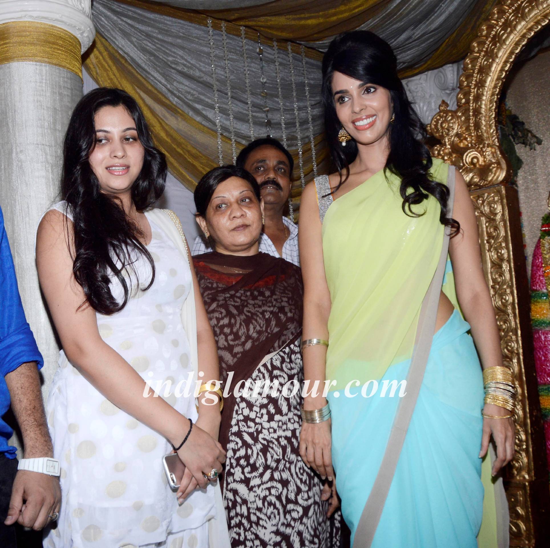Mallika Sherawat Visits Ranjit Studio Ganpati Event hd photo
