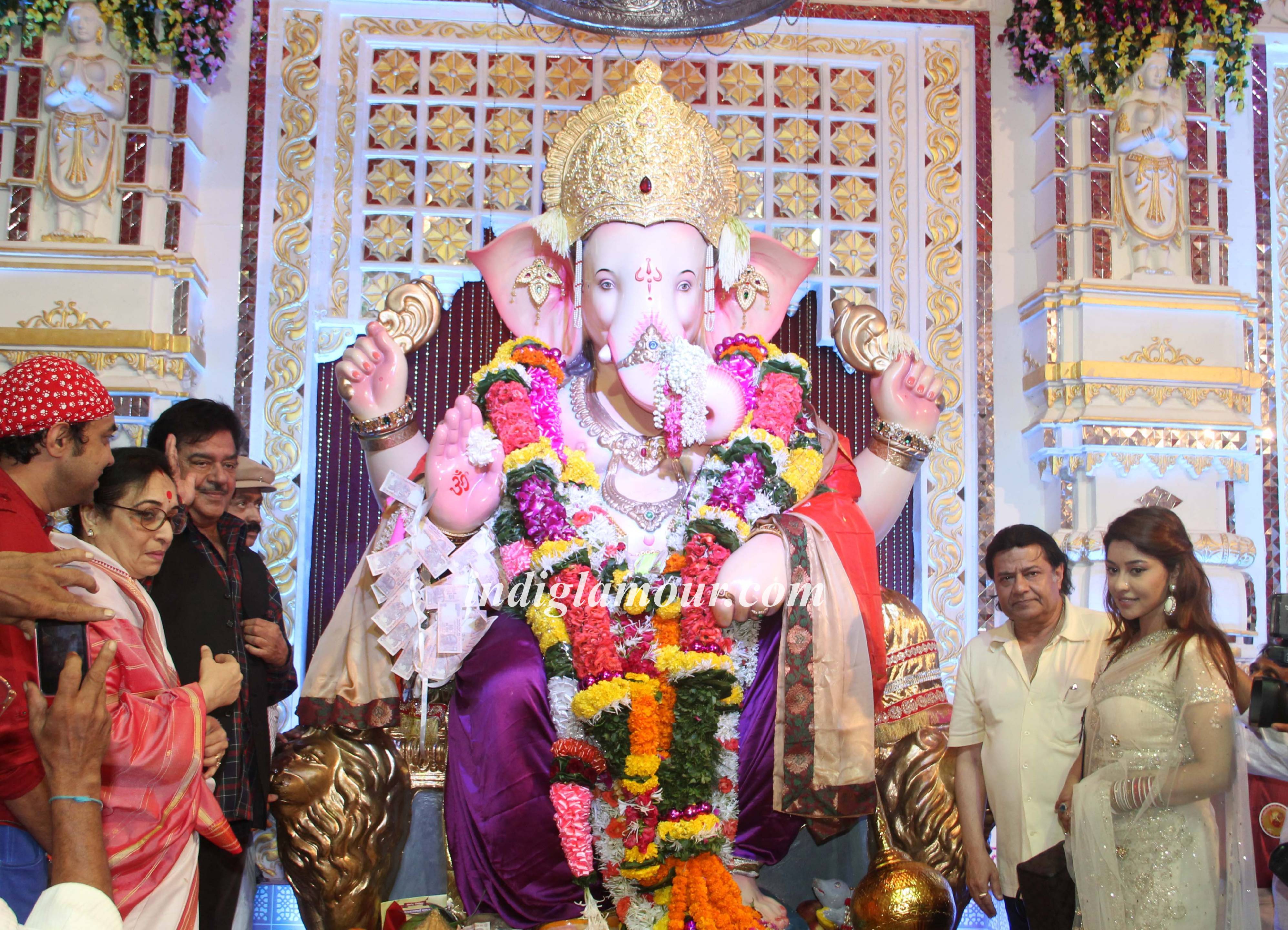 Shatrughan Sinha Visits Andheri Cha Raja Ganpati Event hd photo