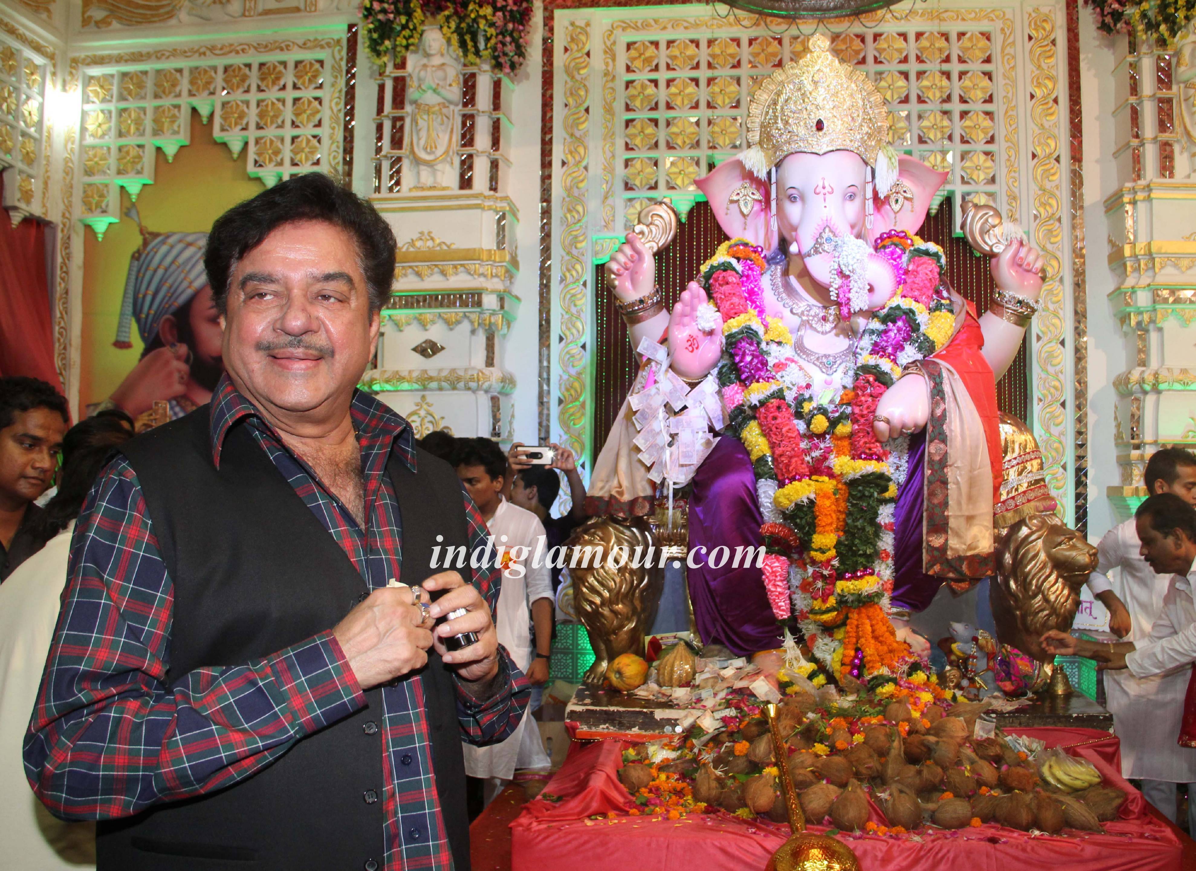 Shatrughan Sinha Visits Andheri Cha Raja Ganpati Event hd photo