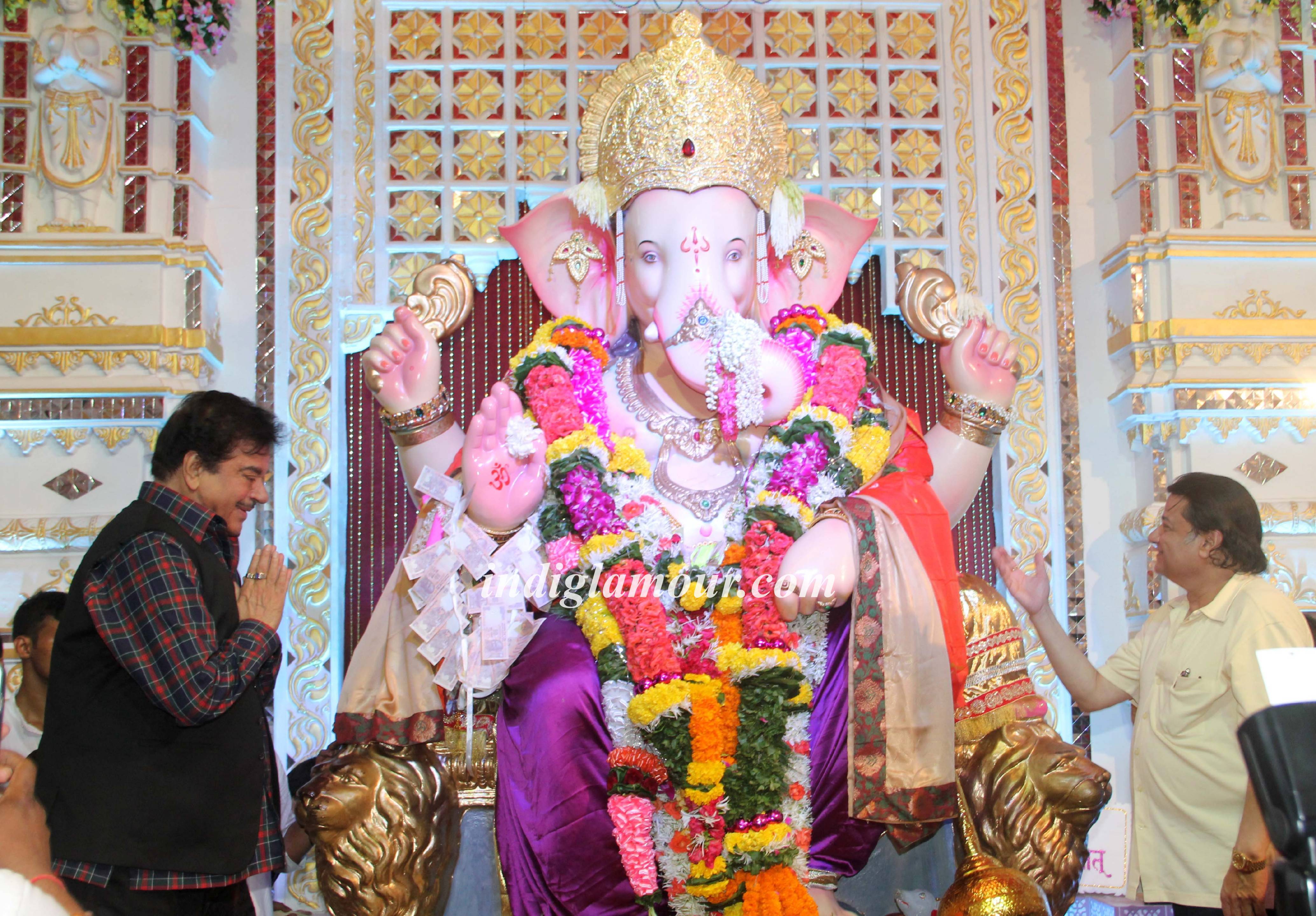 Shatrughan Sinha Visits Andheri Cha Raja Ganpati Event hd photo