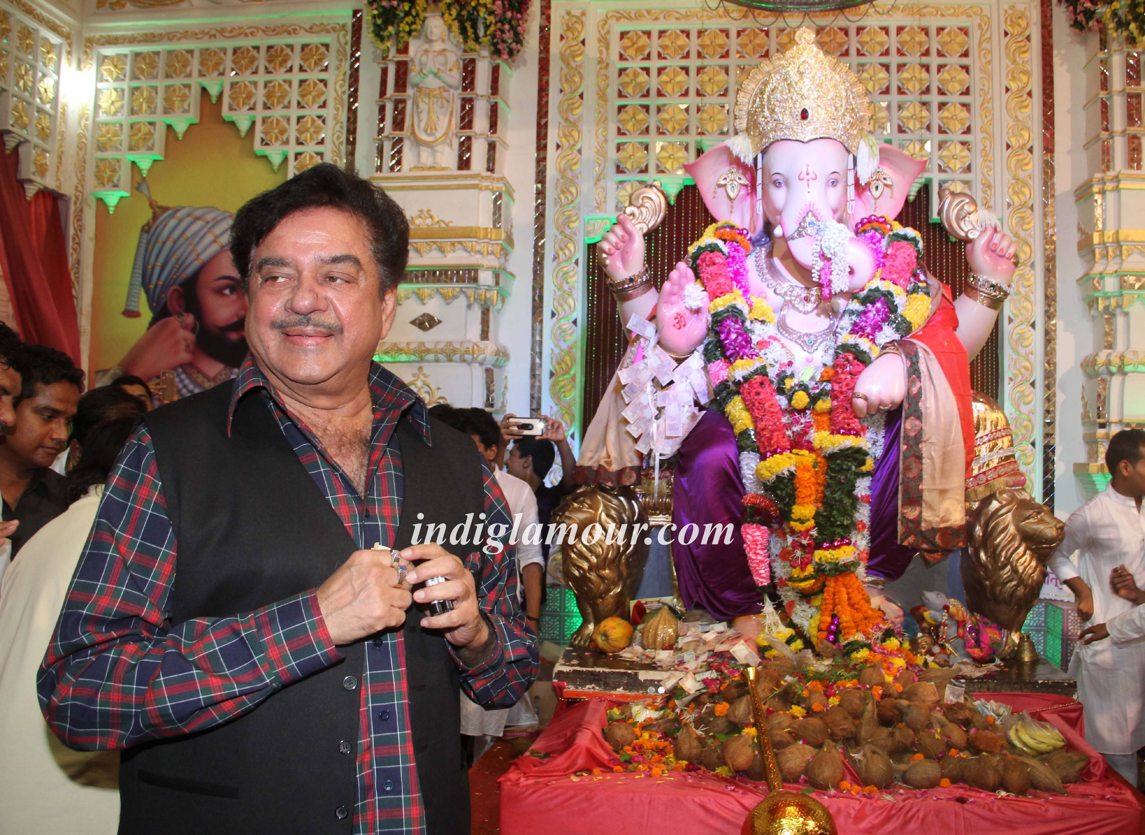 Shatrughan Sinha Visits Andheri Cha Raja Ganpati Event hd photo