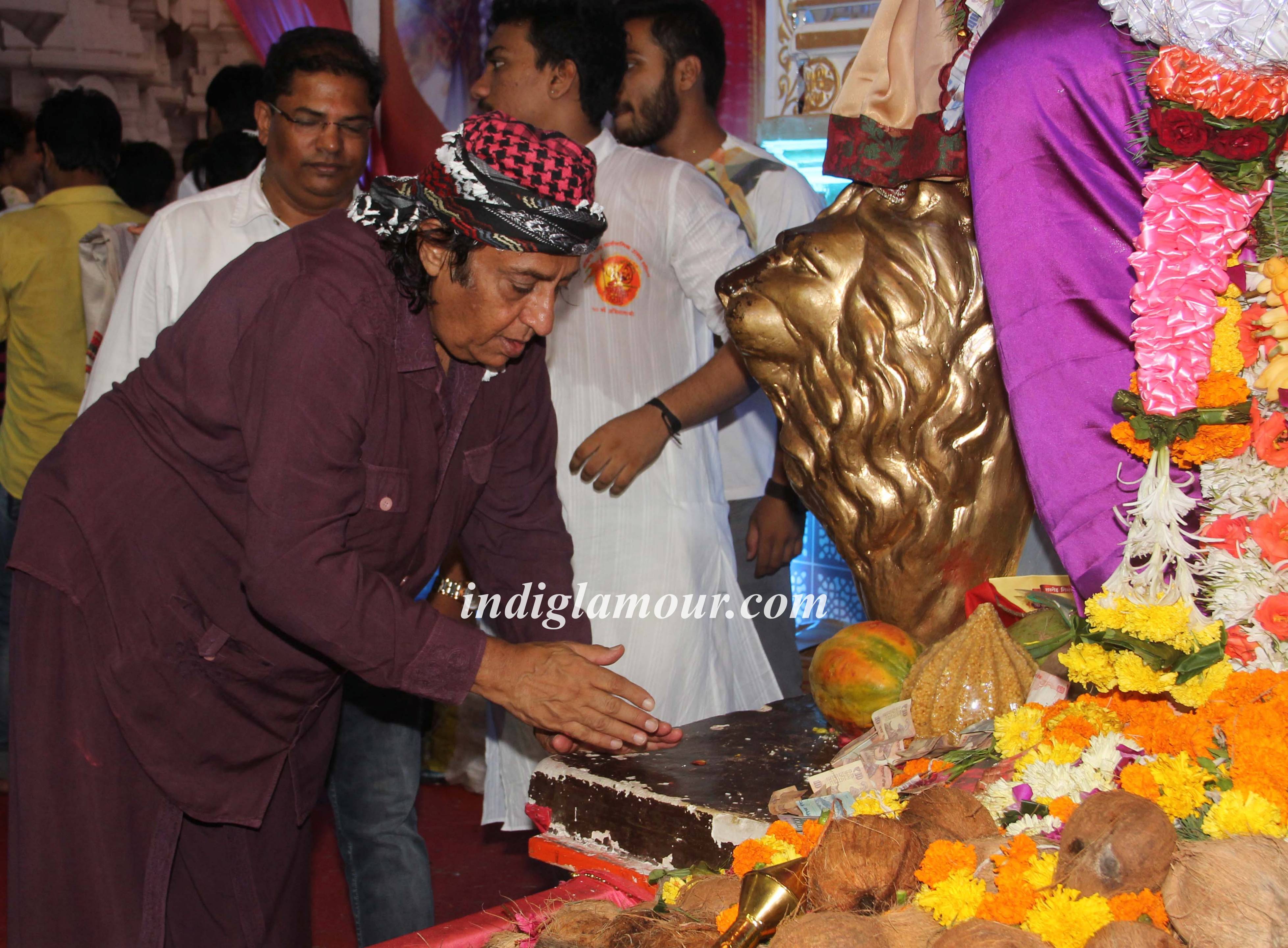 Shatrughan Sinha Visits Andheri Cha Raja Ganpati Event hd photo