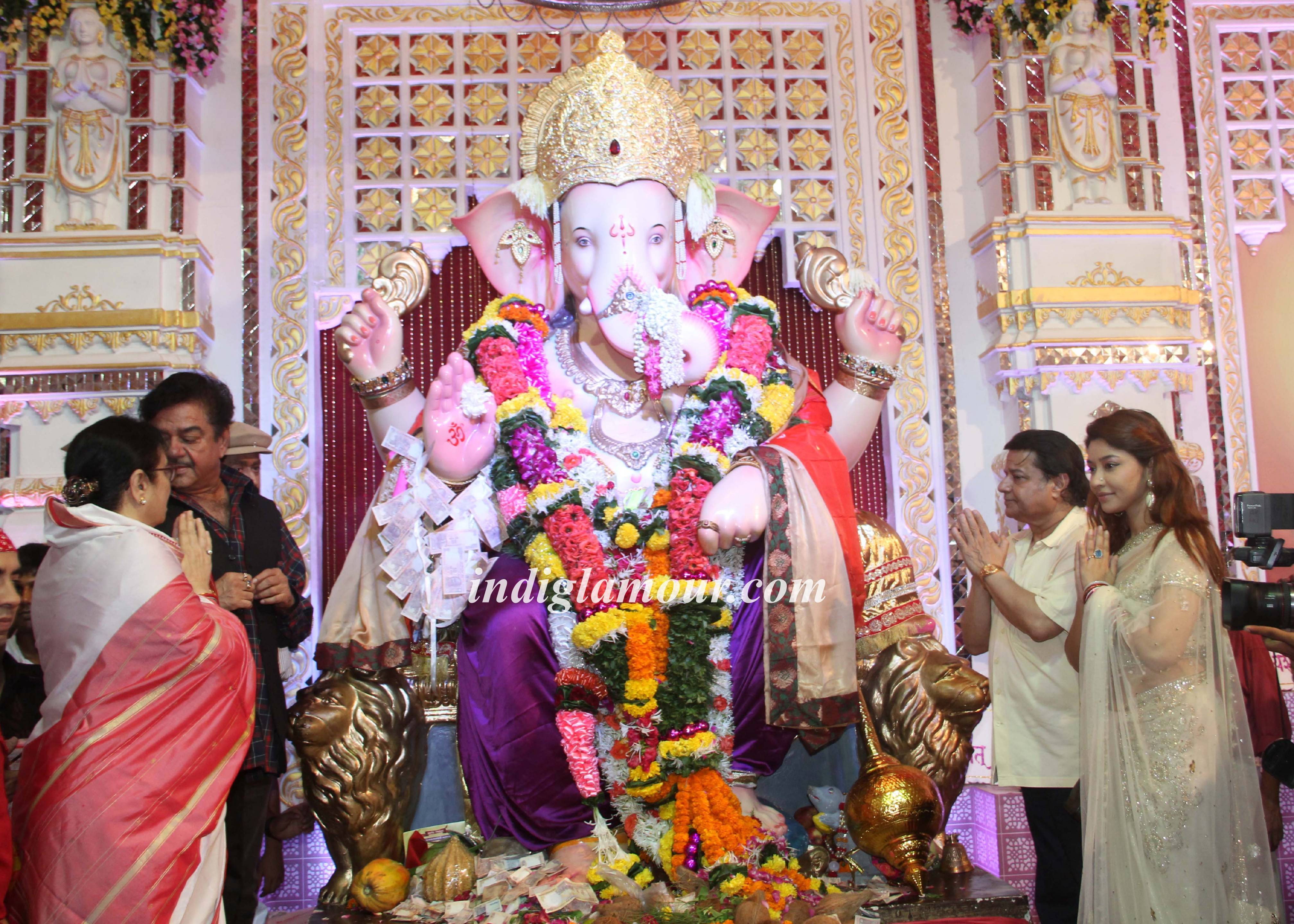 Shatrughan Sinha Visits Andheri Cha Raja Ganpati Event hd photo