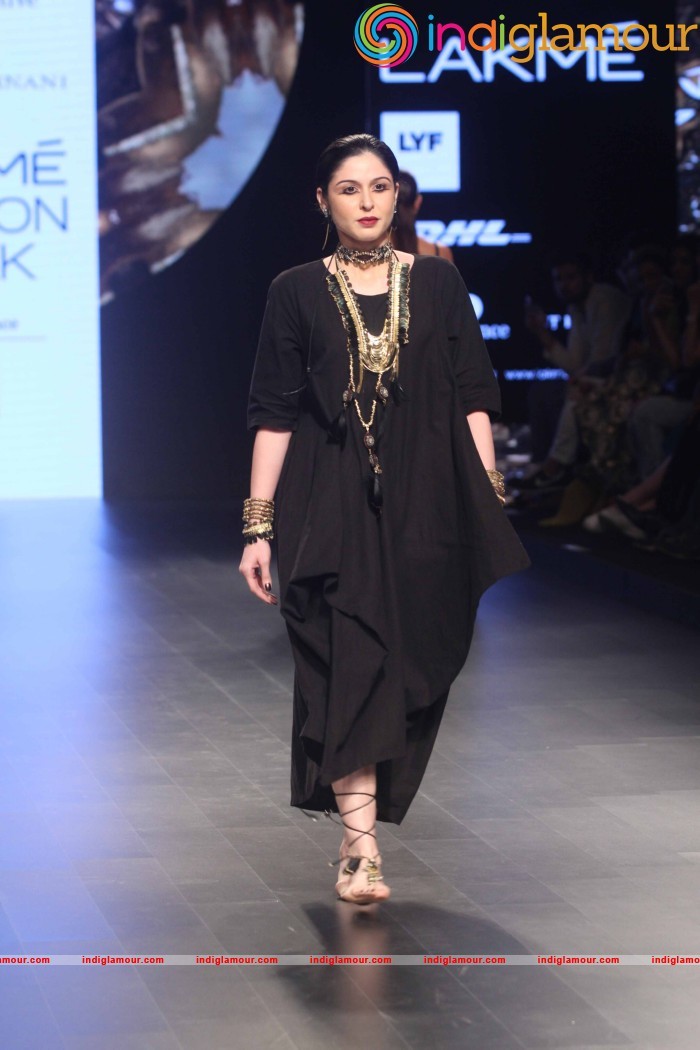 LFW Day 2 Show Design By Deepa Gurnani Event hd photo