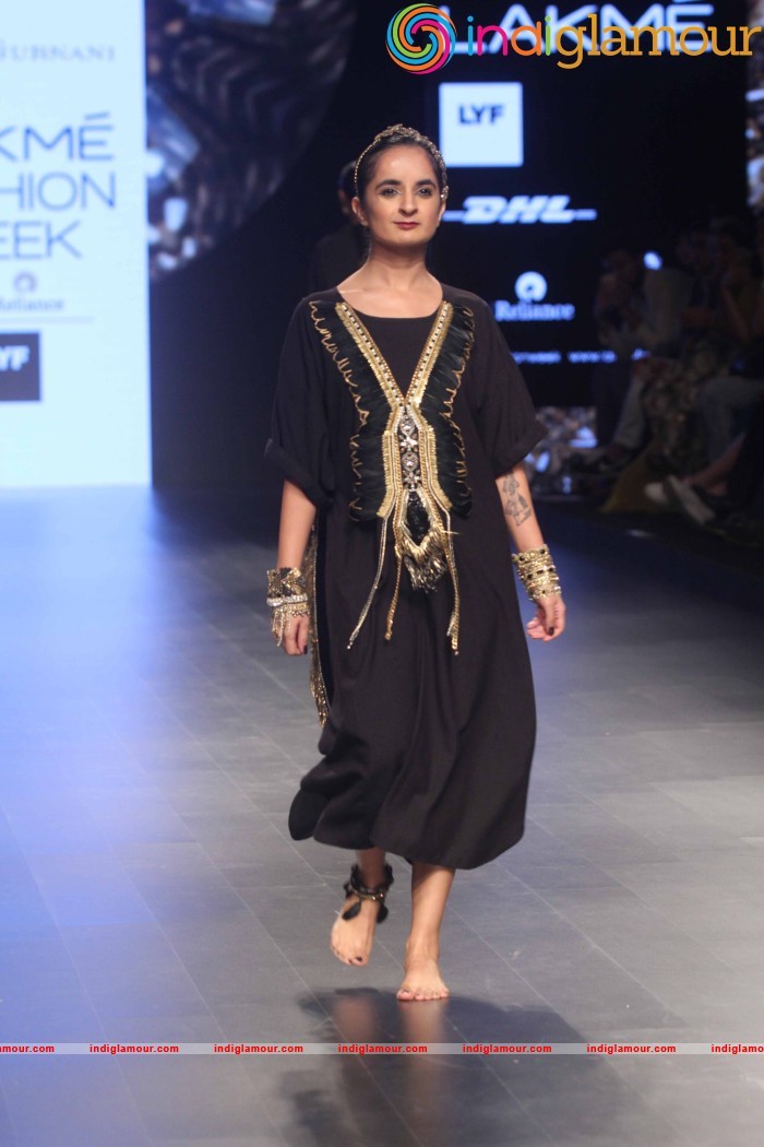 LFW Day 2 Show Design By Deepa Gurnani Event hd photo
