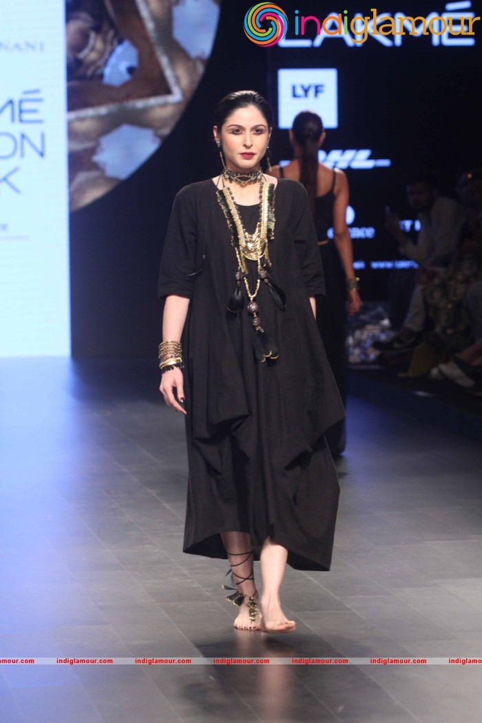 LFW Day 2 Show Design By Deepa Gurnani Event hd photo
