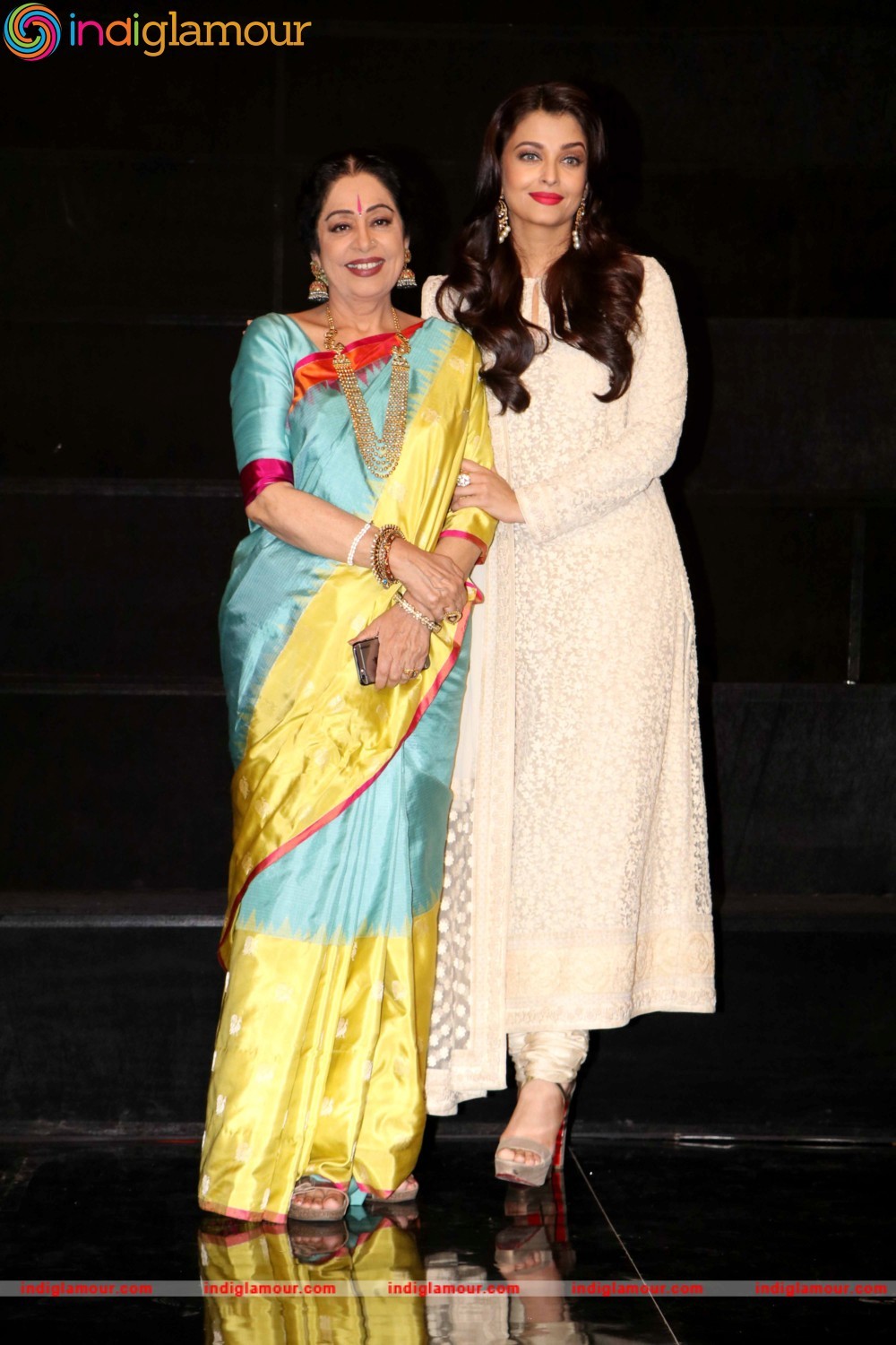 Aishwarya Rai Bachchan Promote Her Movie Sarabjit on Indias Got Talent Event hd photo
