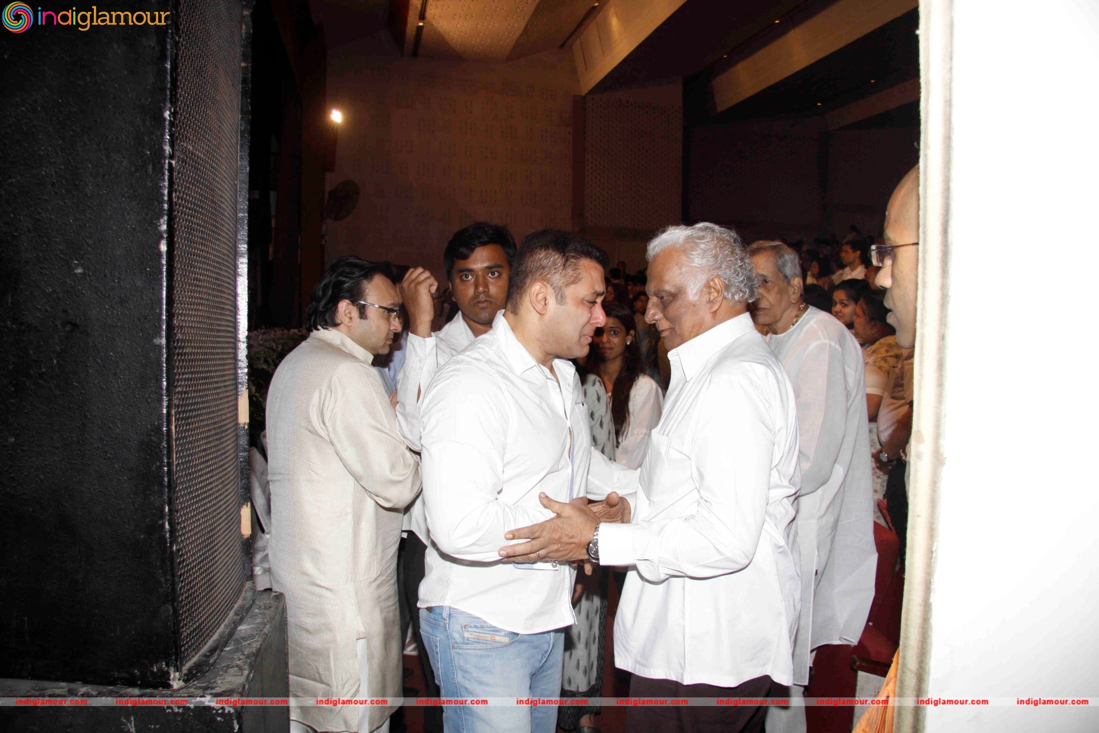 Salman Khan Attend the Prayer Meet of Rajjat Barjatya Event hd photo