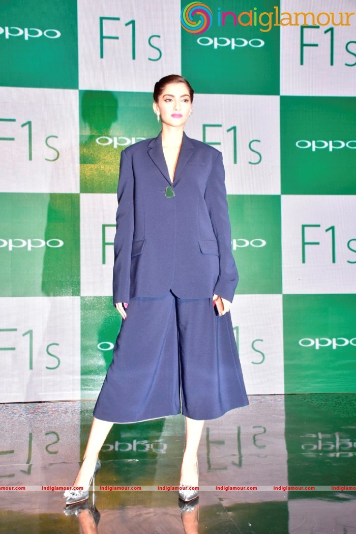 Sonam Kapoor At Promotional Event Of OPPO Mobiles Event hd photo