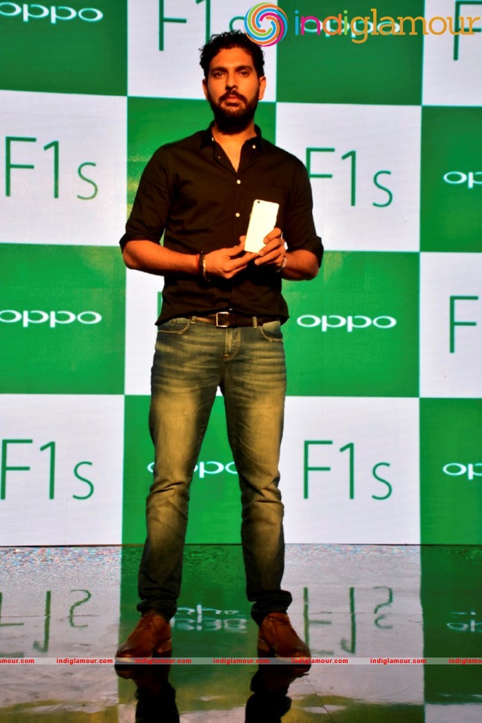 Sonam Kapoor At Promotional Event Of OPPO Mobiles Event hd photo