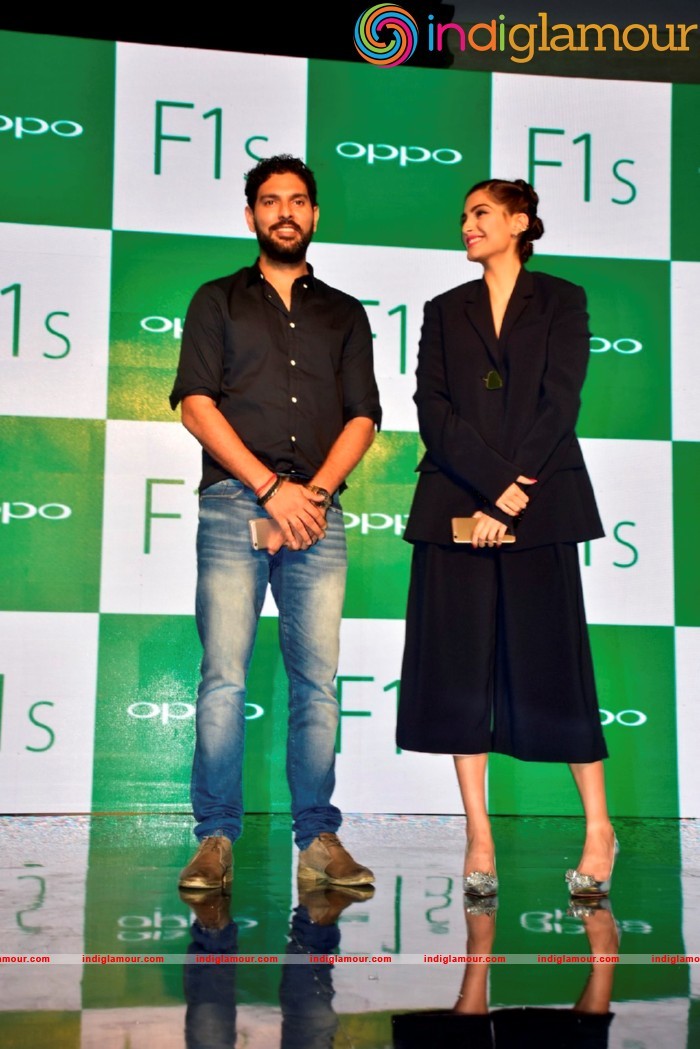Sonam Kapoor At Promotional Event Of OPPO Mobiles Event hd photo