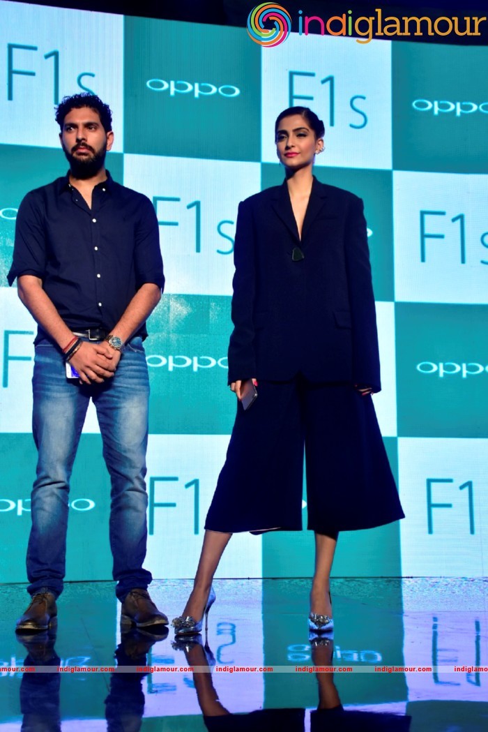 Sonam Kapoor At Promotional Event Of OPPO Mobiles Event hd photo