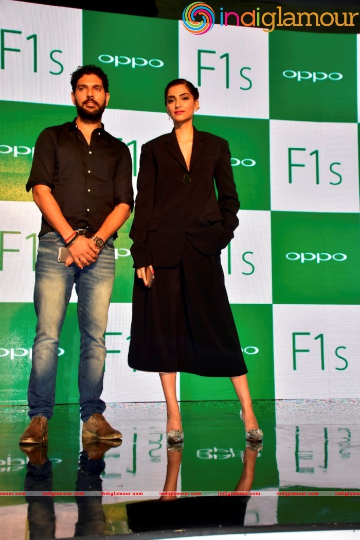 Sonam Kapoor At Promotional Event Of OPPO Mobiles Event hd photo