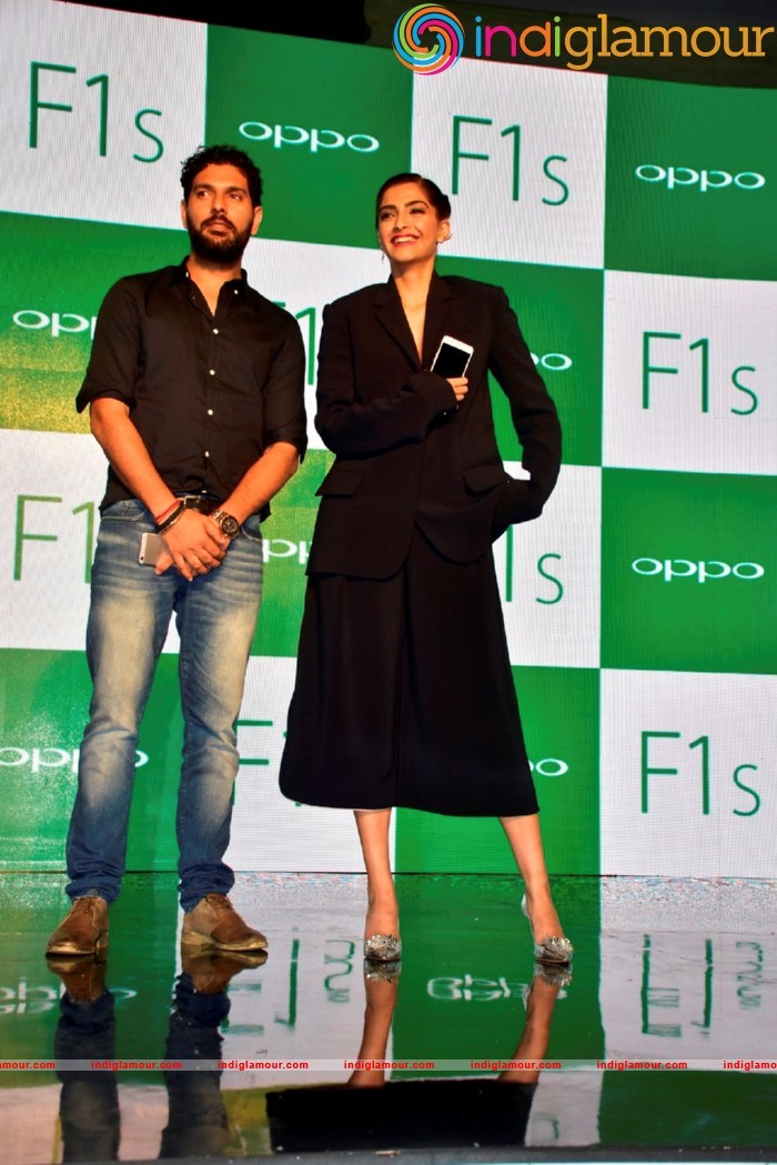 Sonam Kapoor At Promotional Event Of OPPO Mobiles Event hd photo