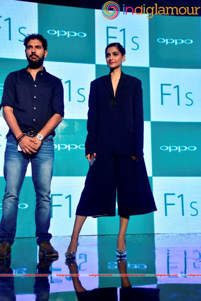Sonam Kapoor At Promotional Event Of OPPO Mobiles Event hd photo
