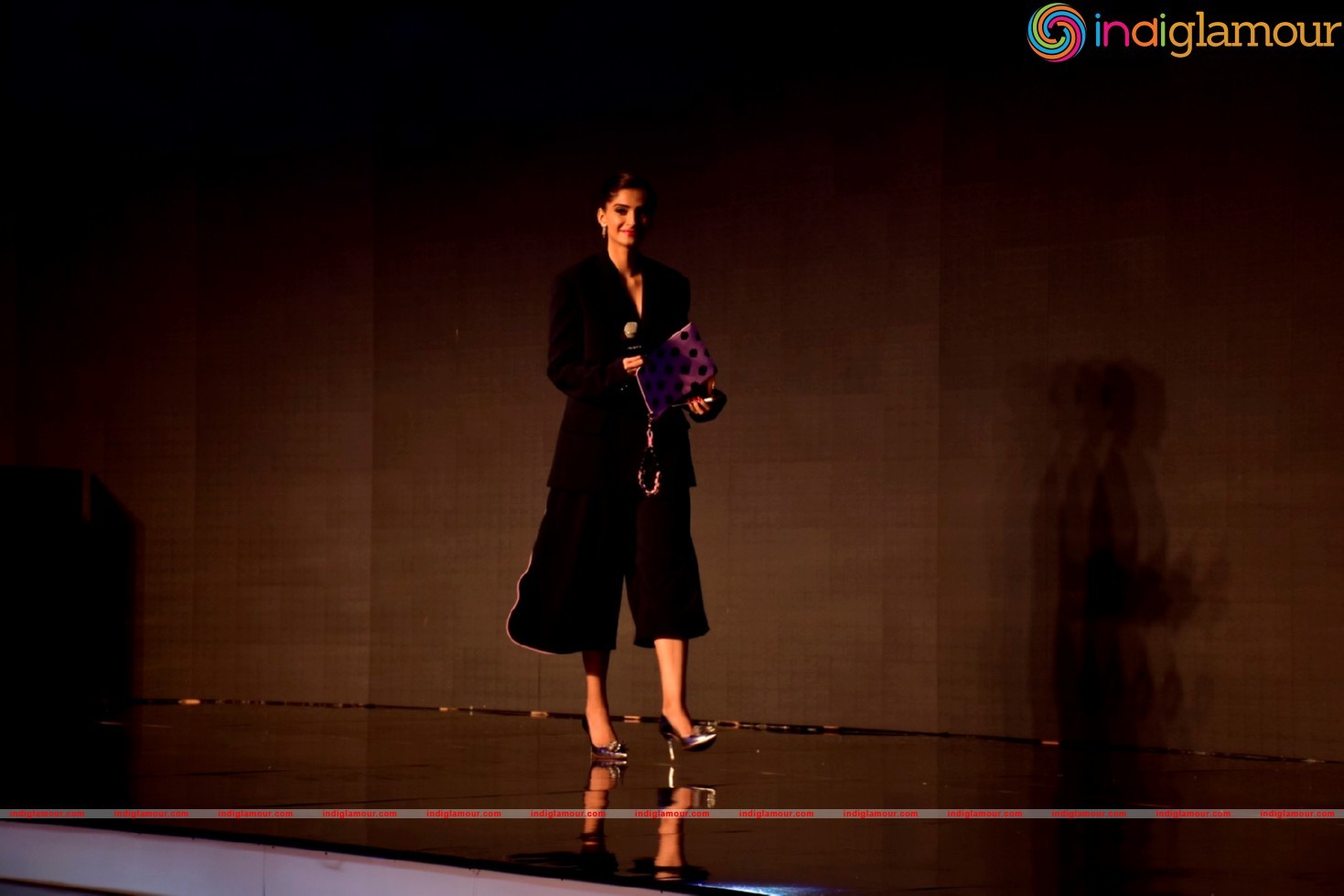 Sonam Kapoor At Promotional Event Of OPPO Mobiles Event hd photo