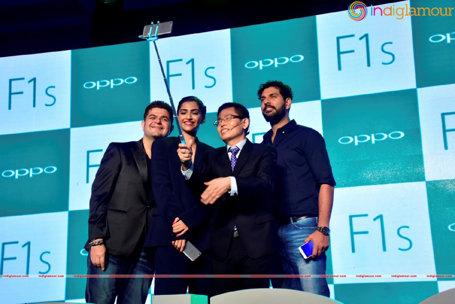 Sonam Kapoor At Promotional Event Of OPPO Mobiles Event hd photo