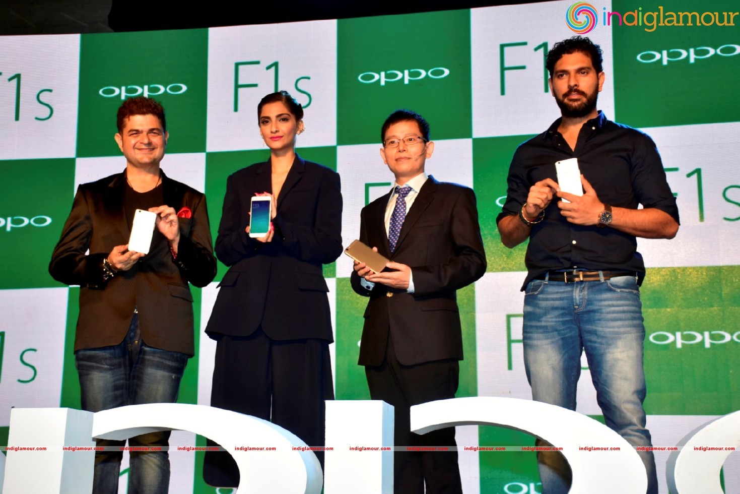 Sonam Kapoor At Promotional Event Of OPPO Mobiles Event hd photo