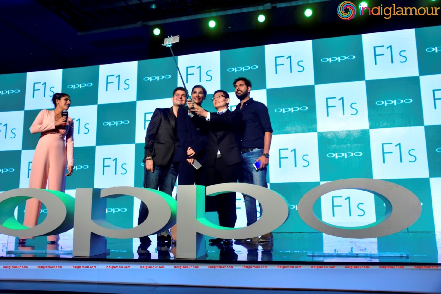 Sonam Kapoor At Promotional Event Of OPPO Mobiles Event hd photo