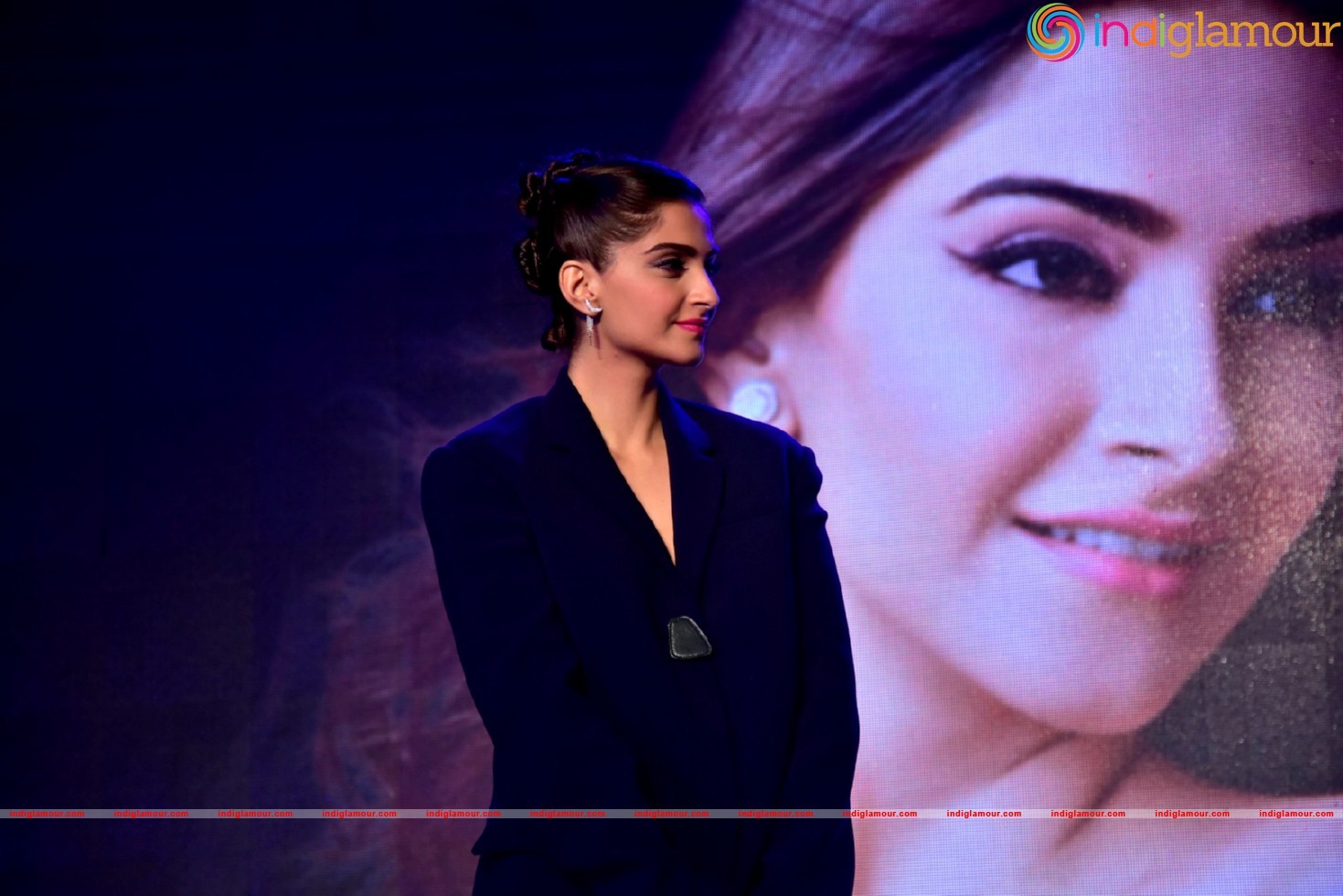 Sonam Kapoor At Promotional Event Of OPPO Mobiles Event hd photo