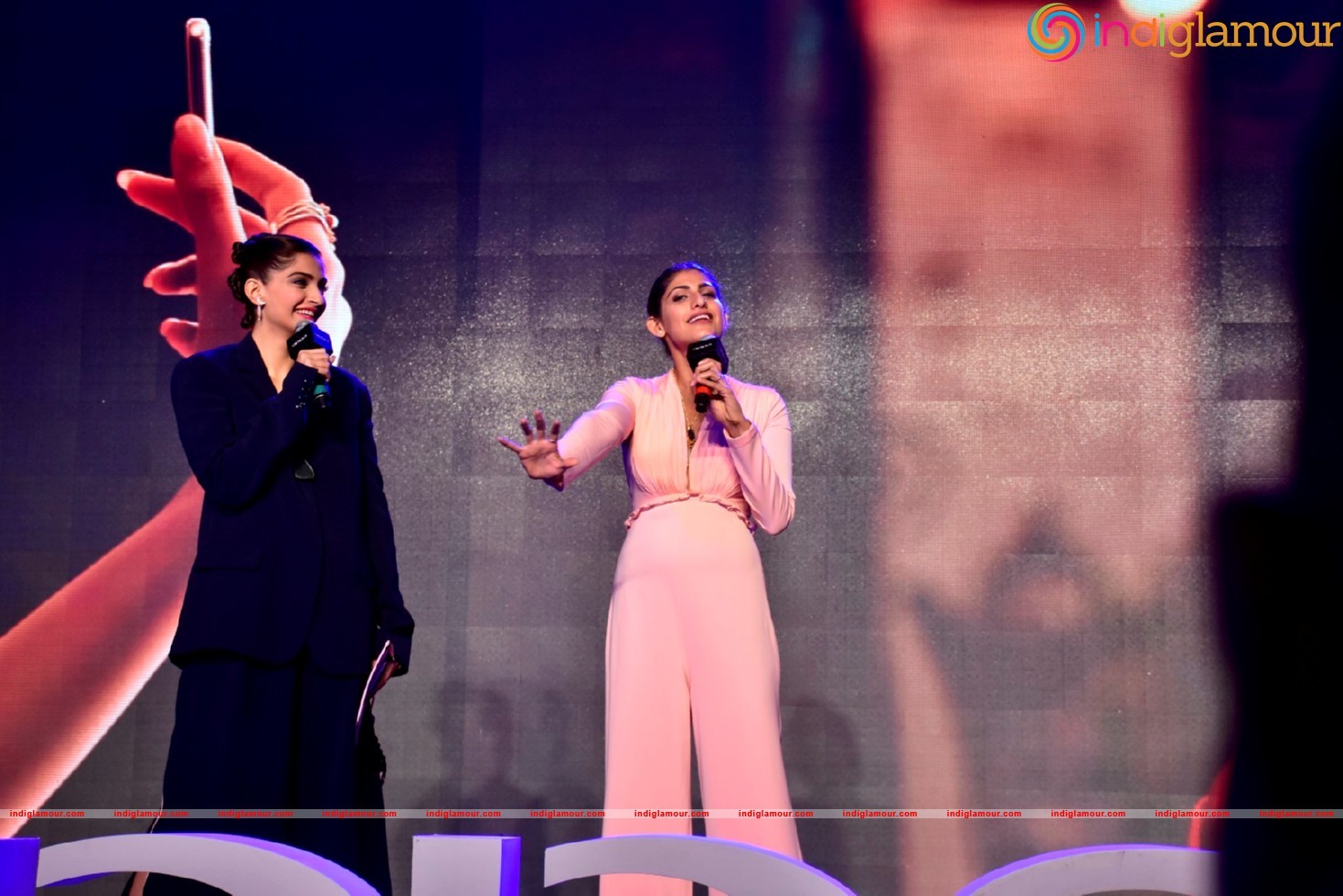 Sonam Kapoor At Promotional Event Of OPPO Mobiles Event hd photo