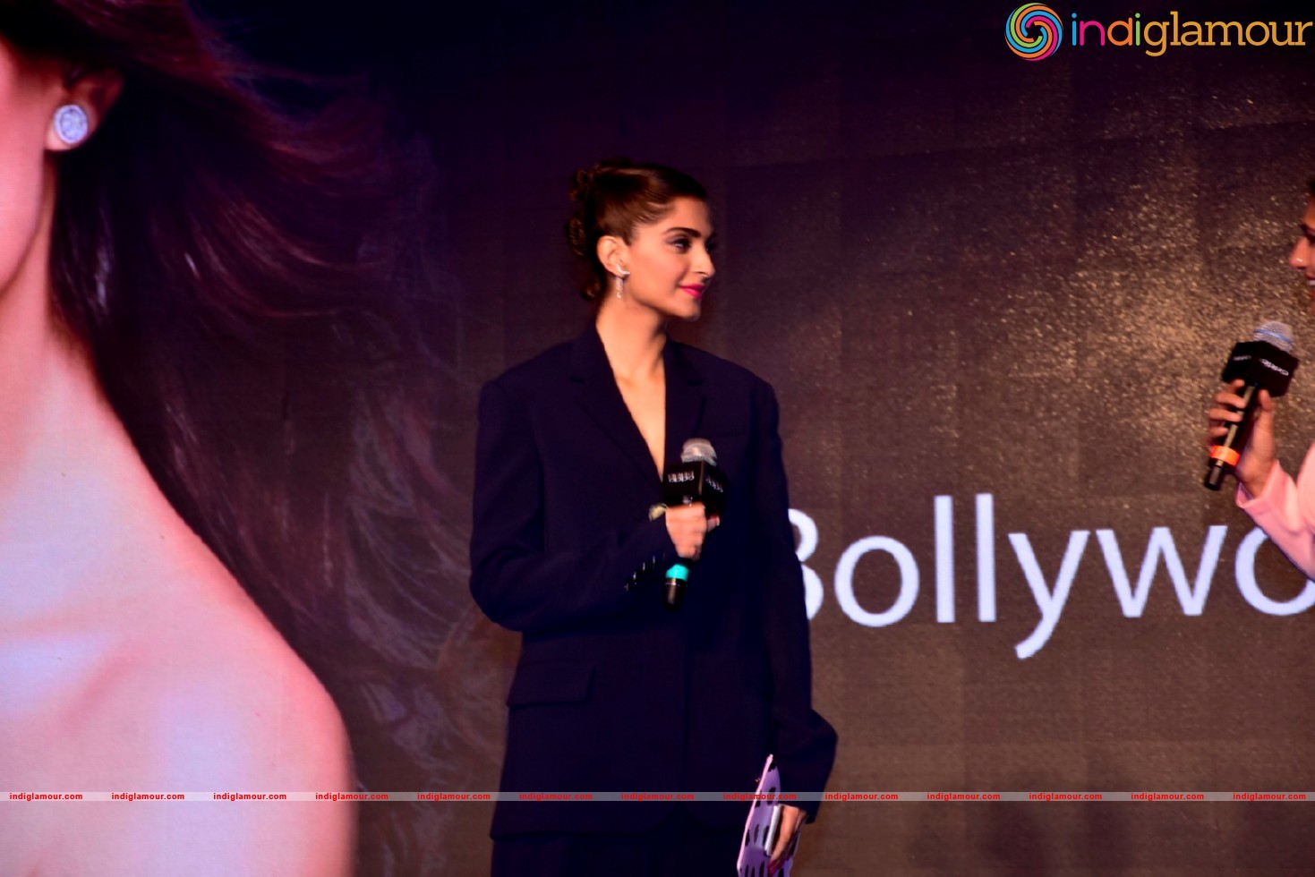 Sonam Kapoor At Promotional Event Of OPPO Mobiles Event hd photo