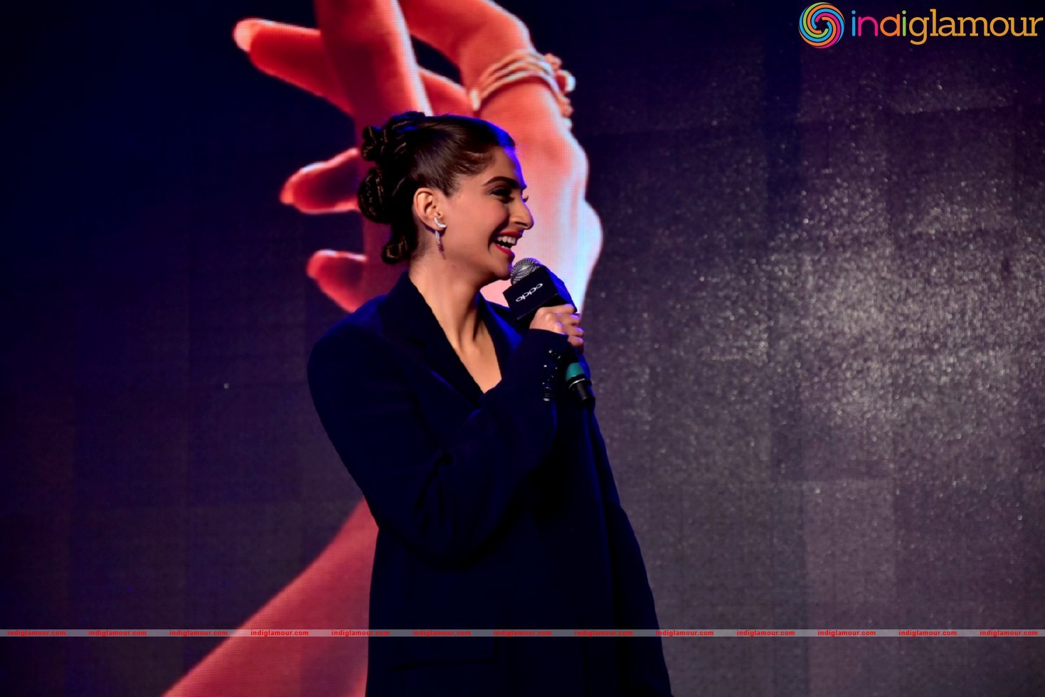 Sonam Kapoor At Promotional Event Of OPPO Mobiles Event hd photo