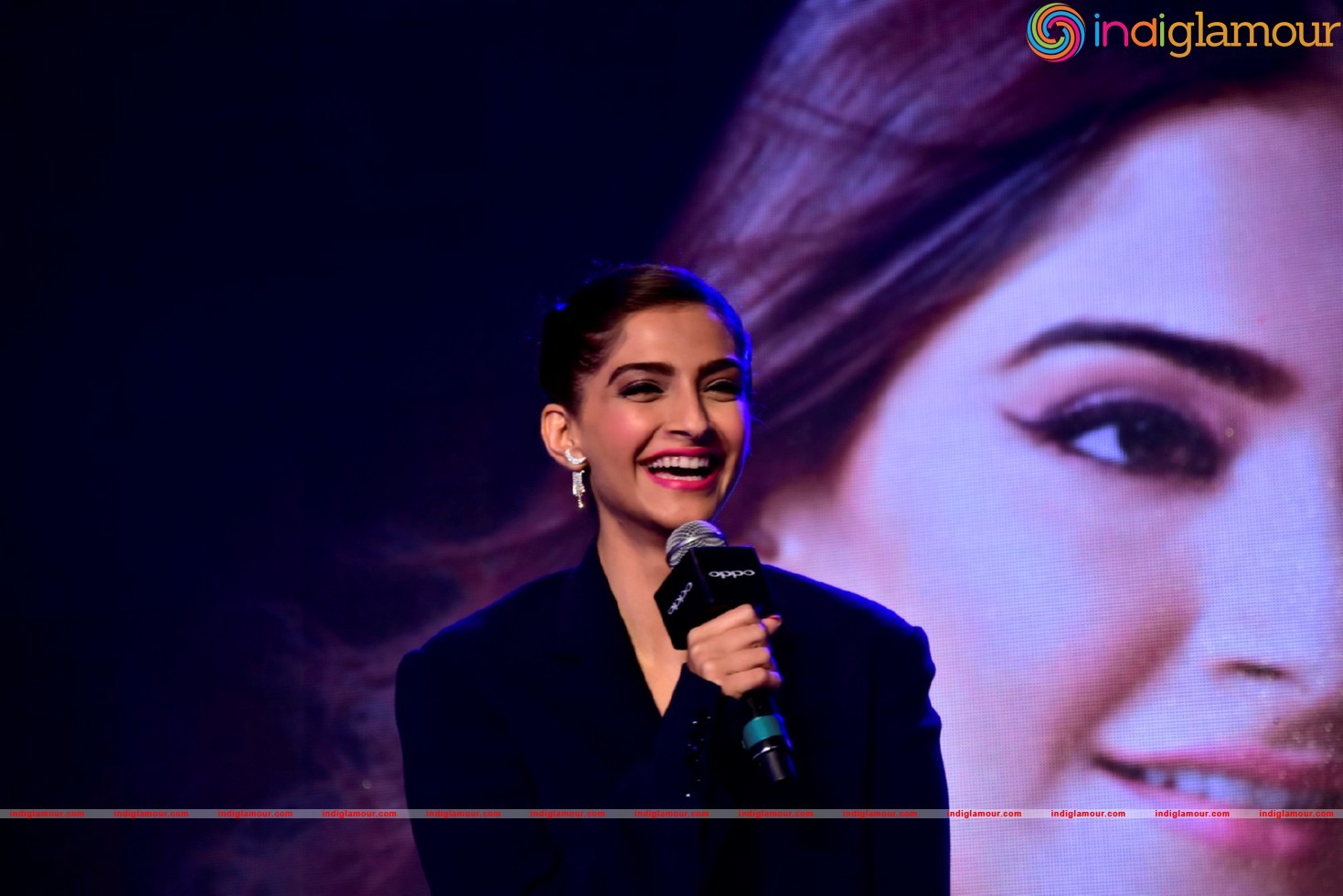 Sonam Kapoor At Promotional Event Of OPPO Mobiles Event hd photo