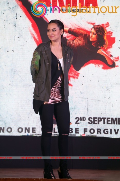 Sonakshi Sinha Singing LIVE Rajj Rajj Ke From AKIRA Event hd photo