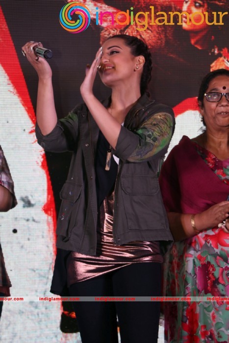 Sonakshi Sinha Singing LIVE Rajj Rajj Ke From AKIRA Event hd photo