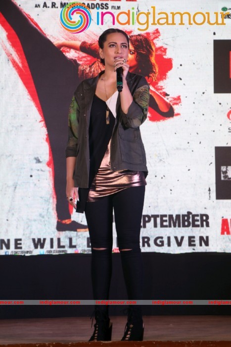Sonakshi Sinha Singing LIVE Rajj Rajj Ke From AKIRA Event hd photo