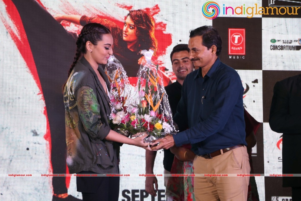 Sonakshi Sinha Singing LIVE Rajj Rajj Ke From AKIRA Event hd photo