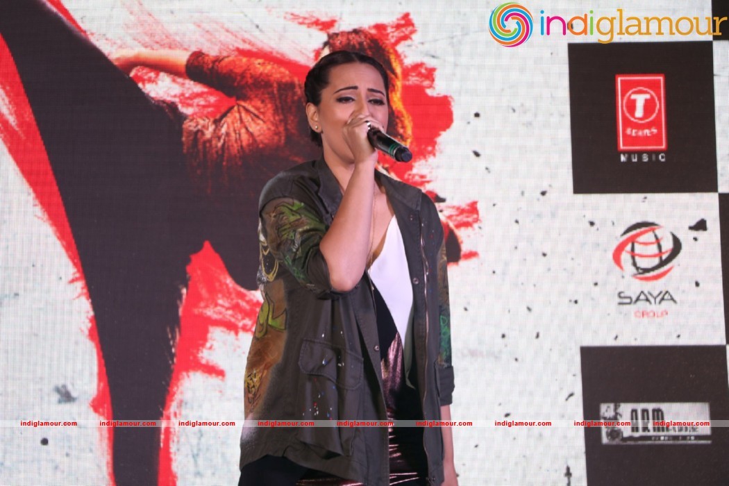 Sonakshi Sinha Singing LIVE Rajj Rajj Ke From AKIRA Event hd photo