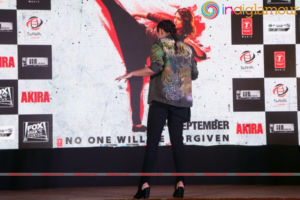 Sonakshi Sinha Singing LIVE Rajj Rajj Ke From AKIRA Event hd photo