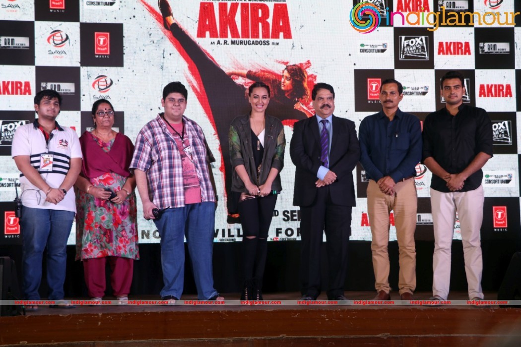 Sonakshi Sinha Singing LIVE Rajj Rajj Ke From AKIRA Event hd photo