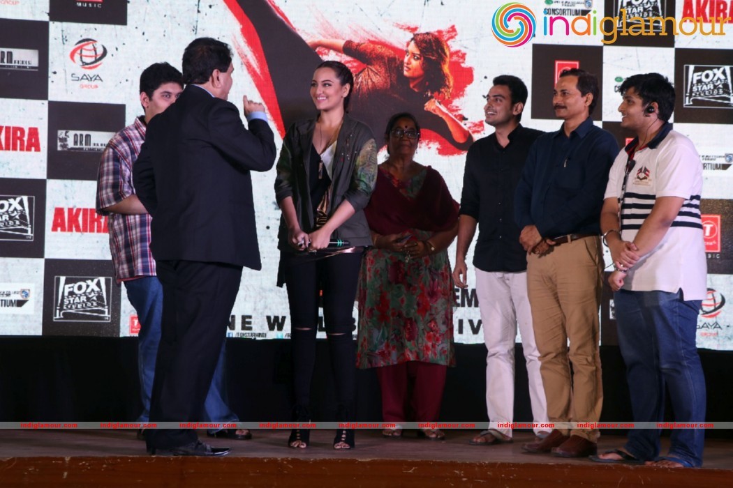 Sonakshi Sinha Singing LIVE Rajj Rajj Ke From AKIRA Event hd photo