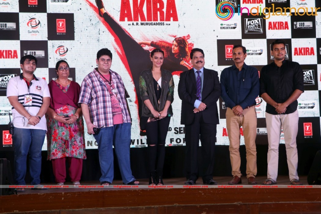 Sonakshi Sinha Singing LIVE Rajj Rajj Ke From AKIRA Event hd photo