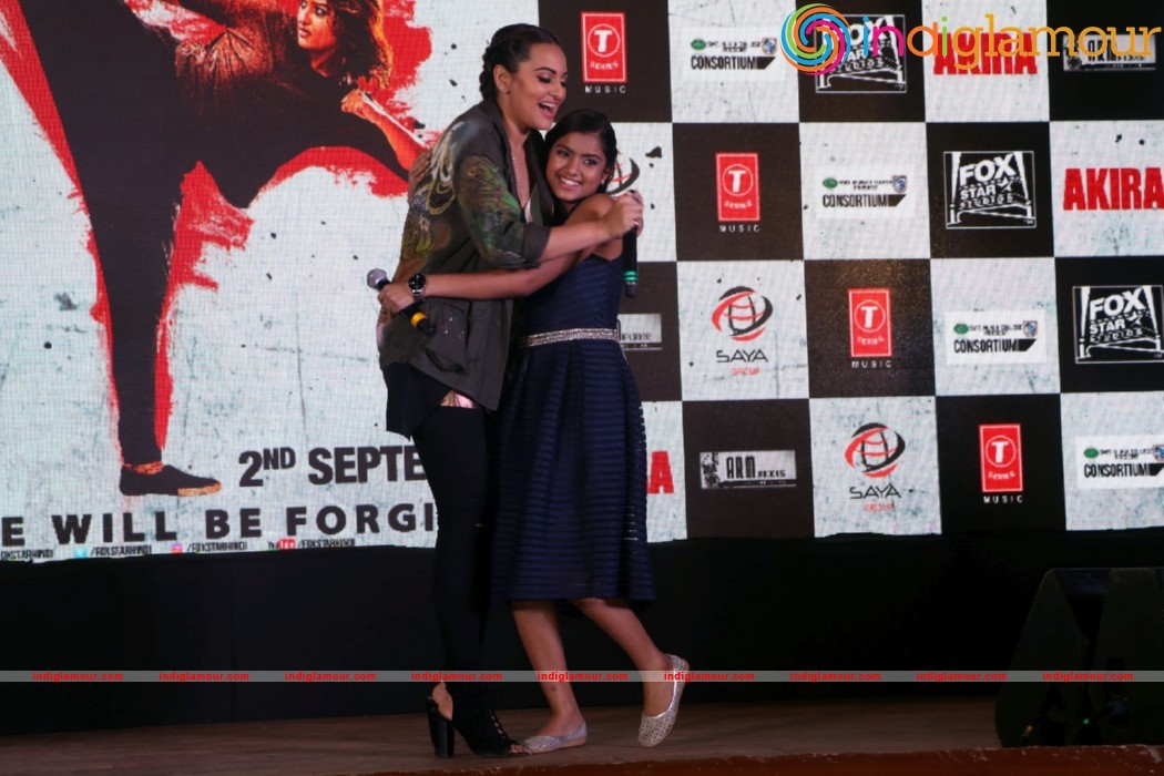 Sonakshi Sinha Singing LIVE Rajj Rajj Ke From AKIRA Event hd photo