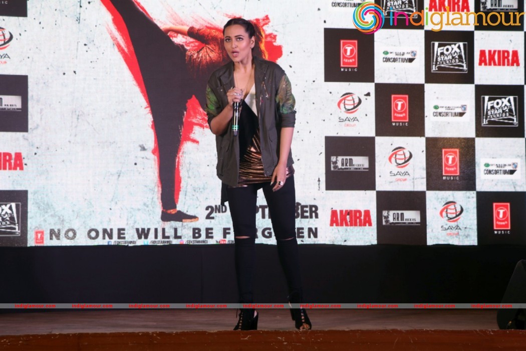 Sonakshi Sinha Singing LIVE Rajj Rajj Ke From AKIRA Event hd photo
