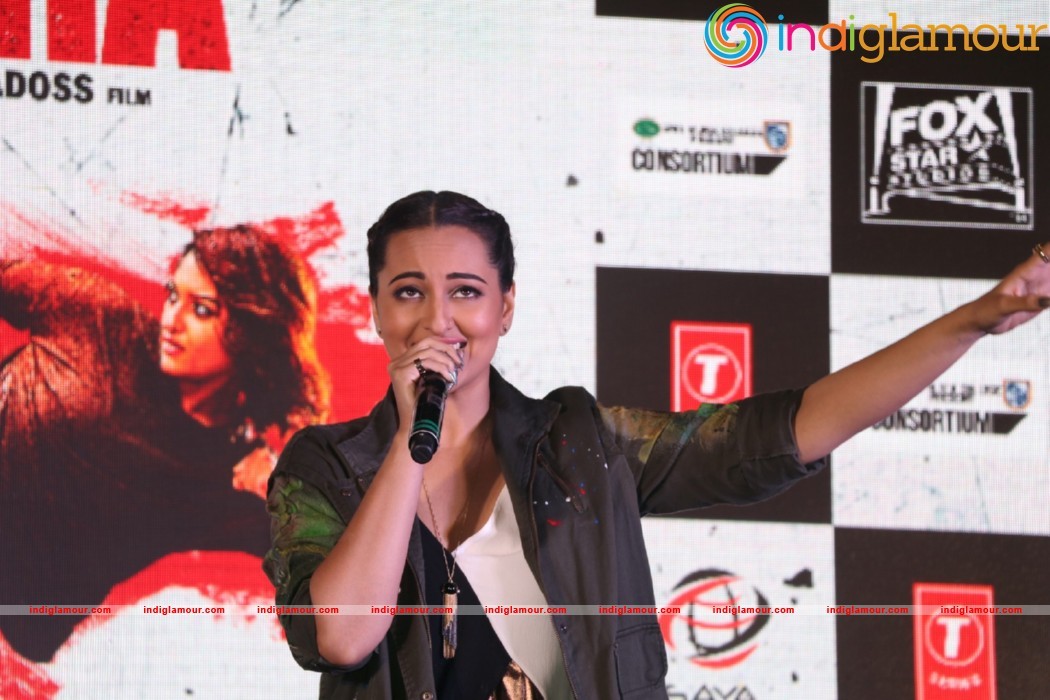 Sonakshi Sinha Singing LIVE Rajj Rajj Ke From AKIRA Event hd photo