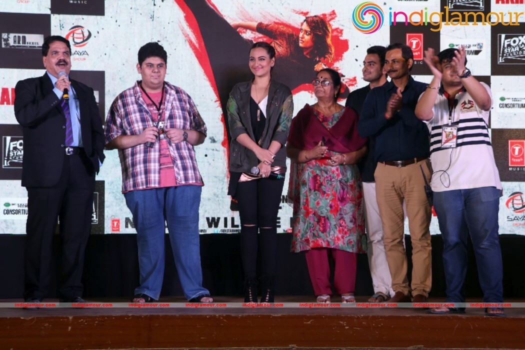 Sonakshi Sinha Singing LIVE Rajj Rajj Ke From AKIRA Event hd photo