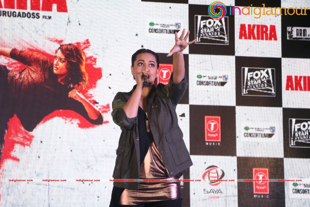 Sonakshi Sinha Singing LIVE Rajj Rajj Ke From AKIRA Event hd photo