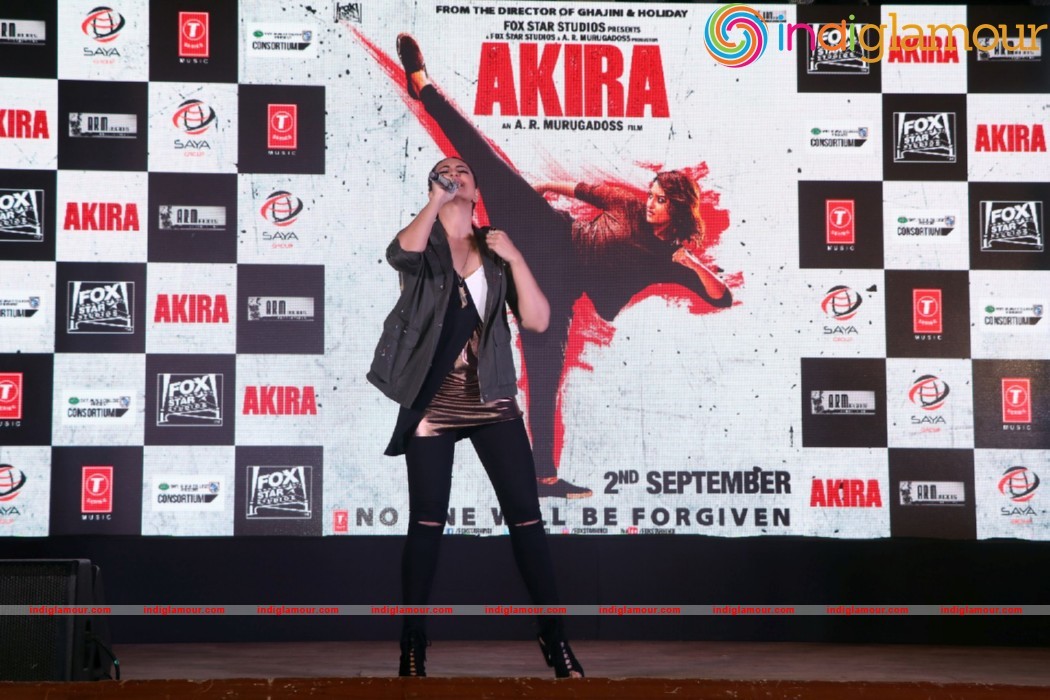 Sonakshi Sinha Singing LIVE Rajj Rajj Ke From AKIRA Event hd photo