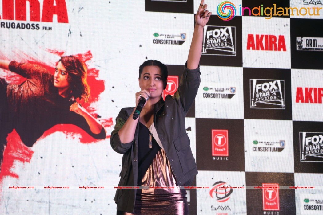Sonakshi Sinha Singing LIVE Rajj Rajj Ke From AKIRA Event hd photo